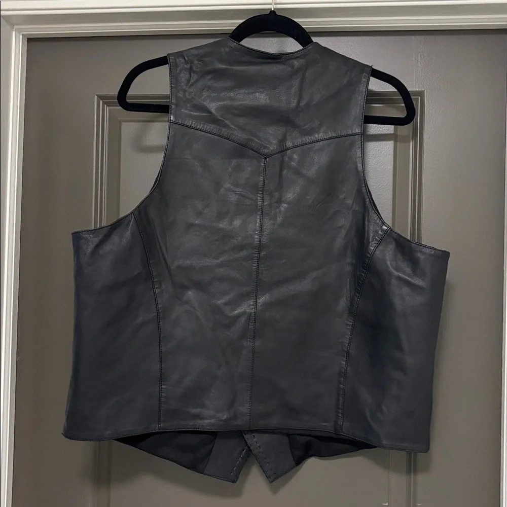 Skully Black leather vest XL
